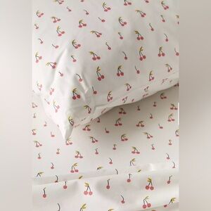 URBAN OUTFITTERS CHERRIES SHEET SET, TWIN XL, NWT.